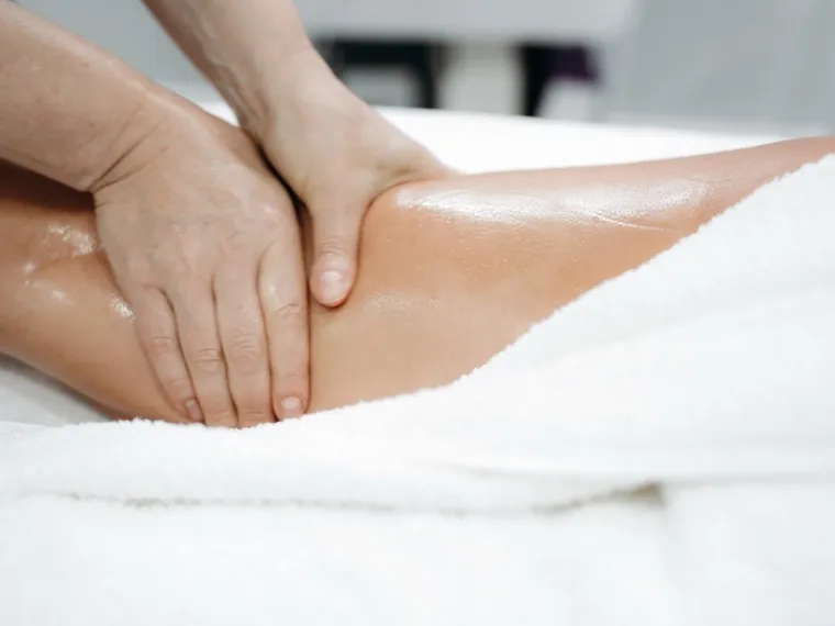 Lymphatic drainage massage on the leg